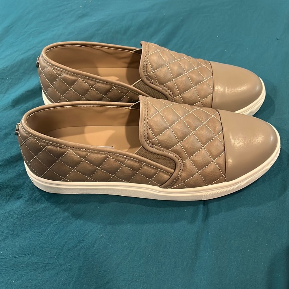 Steve Madden nude quilted tennis shoes. NWOT